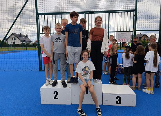 uczniowie na podium podczas wręczania słodkich nagród