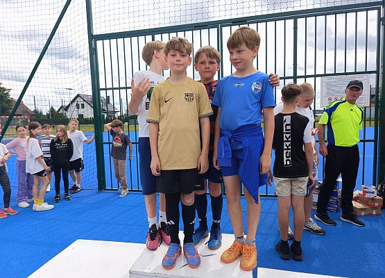 uczniowie na podium podczas wręczania słodkich nagród