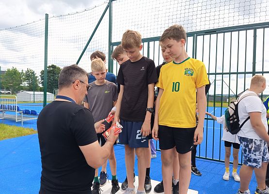 uczniowie na podium podczas wręczania słodkich nagród