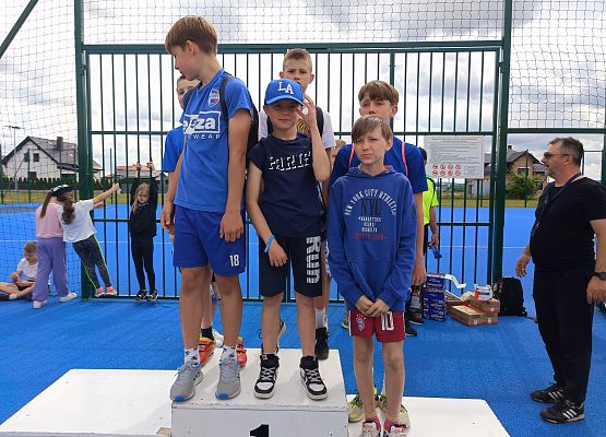 uczniowie na podium podczas wręczania słodkich nagród