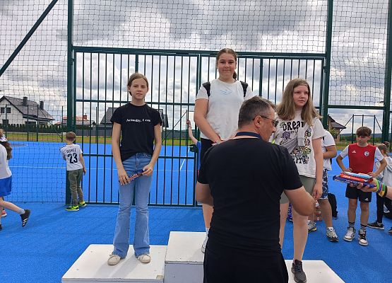 uczniowie na podium podczas wręczania słodkich nagród