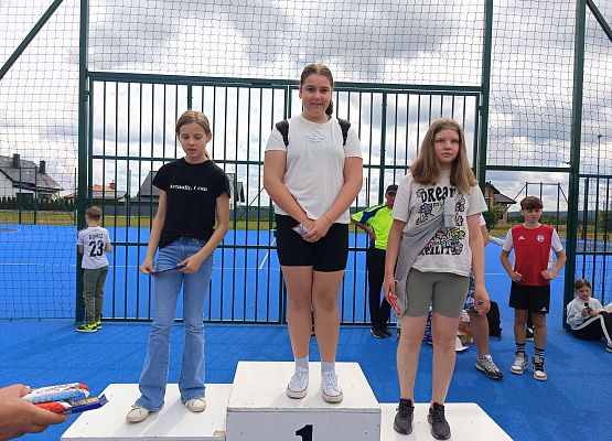 uczniowie na podium podczas wręczania słodkich nagród