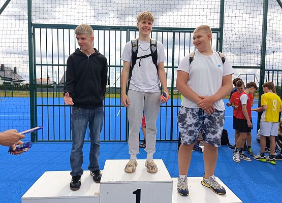 uczniowie na podium podczas wręczania słodkich nagród