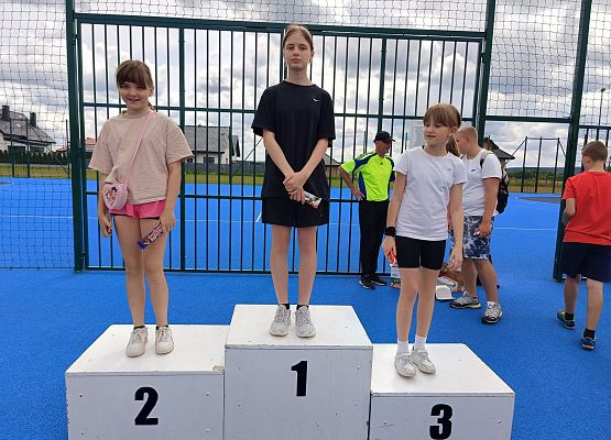 uczniowie na podium podczas wręczania słodkich nagród