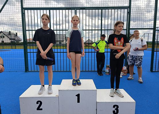 uczniowie na podium podczas wręczania słodkich nagród