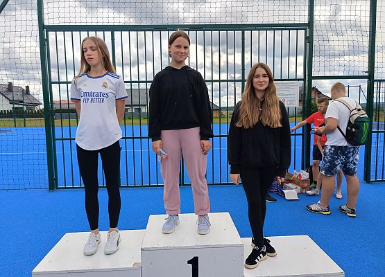 uczniowie na podium podczas wręczania słodkich nagród