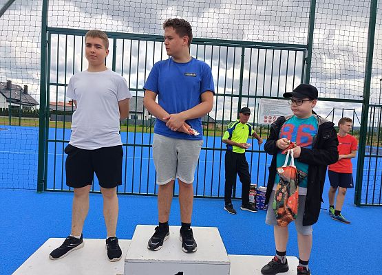 uczniowie na podium podczas wręczania słodkich nagród