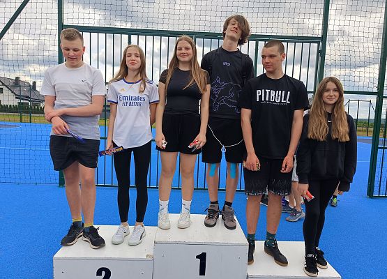 uczniowie na podium podczas wręczania słodkich nagród