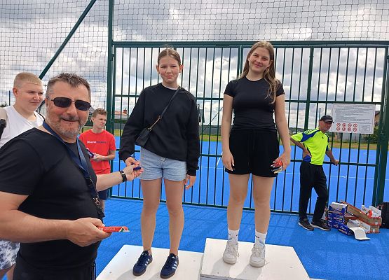 uczniowie na podium podczas wręczania słodkich nagród