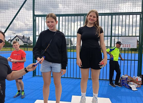 uczniowie na podium podczas wręczania słodkich nagród