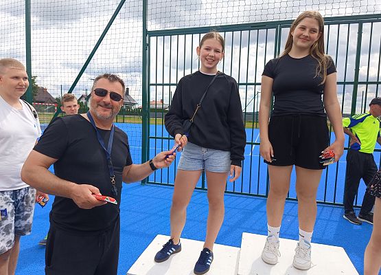 uczniowie na podium podczas wręczania słodkich nagród