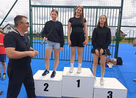 uczniowie na podium podczas wręczania słodkich nagród