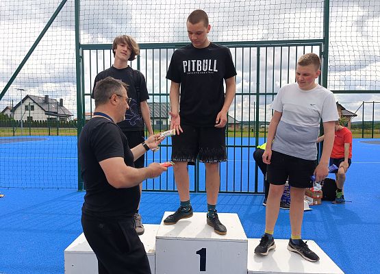 uczniowie na podium podczas wręczania słodkich nagród