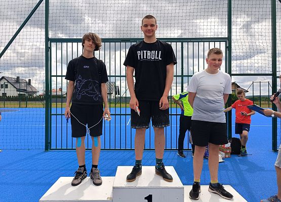 uczniowie na podium podczas wręczania słodkich nagród