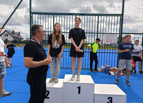 uczniowie na podium podczas wręczania słodkich nagród