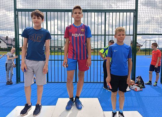 uczniowie na podium podczas wręczania słodkich nagród