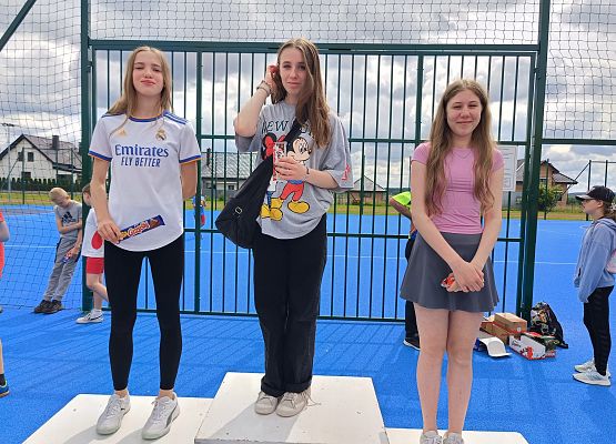 uczniowie na podium podczas wręczania słodkich nagród