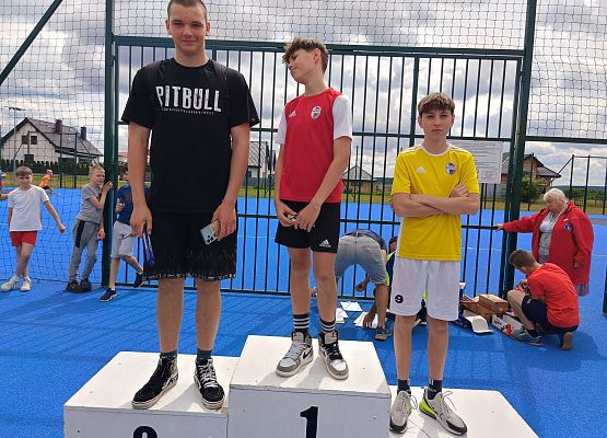 uczniowie na podium podczas wręczania słodkich nagród