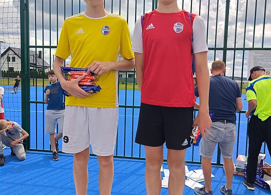 uczniowie na podium podczas wręczania słodkich nagród