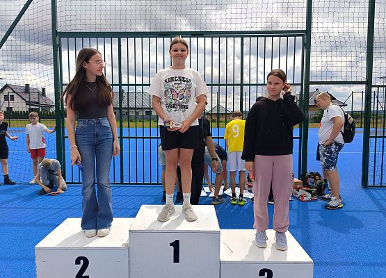 uczniowie na podium podczas wręczania słodkich nagród