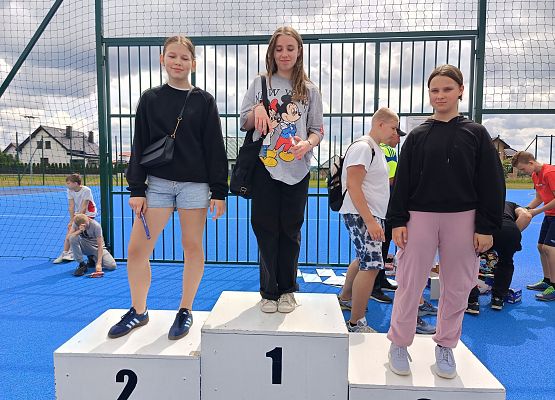 uczniowie na podium podczas wręczania słodkich nagród