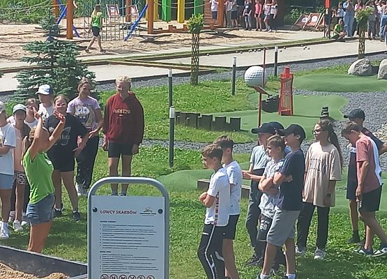 uczniowie 5a poszukiwanie bursztynów