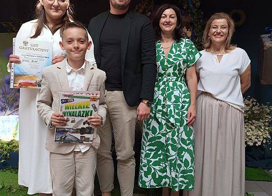 uczeń wyróżniony z rodzicami, Panią dyrektor i wychowawcą