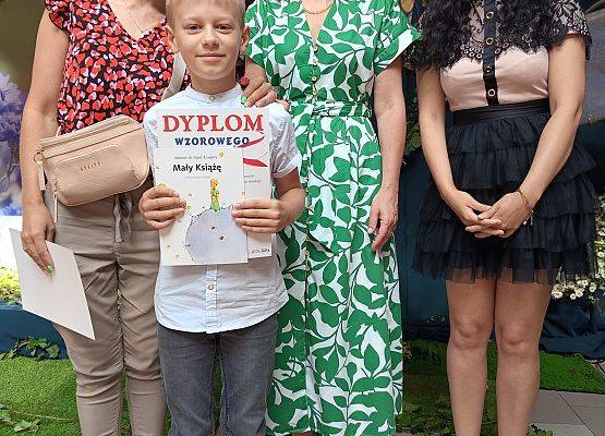 uczeń wyróżniony z mamą, Panią dyrektor i wychowawcą