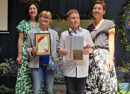uczeń wyróżniony z mamą, Panią dyrektor i wychowawcą
