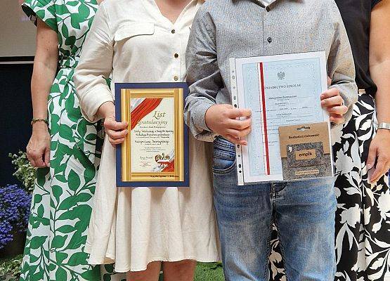 uczeń wyróżniony z mamą, Panią dyrektor i wychowawcą