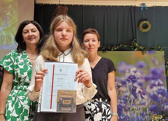 uczennica wyróżniona z wychowawcą i Panią Dyrektor
