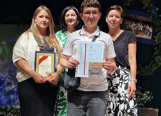 uczeń wyróżniony z mamą, Panią dyrektor i wychowawcą