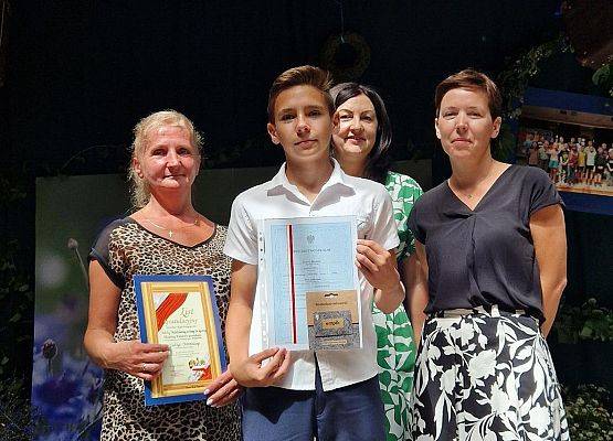 uczeń wyróżniony z mamą, Panią dyrektor i wychowawcą