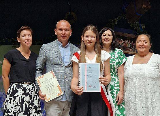 uczennica wyróżniona z rodzicami, Panią dyrektor i wychowawcą
