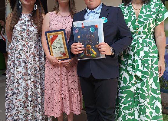 uczeń wyróżniony z mamą, Panią dyrektor i wychowawcą