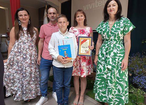 uczeń wyróżniony z rodzicami, Panią dyrektor i wychowawcą