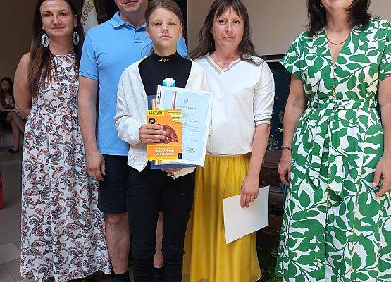 uczennica wyróżniona z rodzicami, Panią dyrektor i wychowawcą
