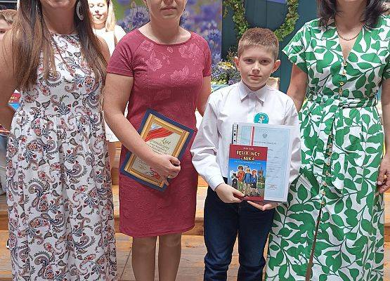 uczeń wyróżniony z mamą, Panią dyrektor i wychowawcą