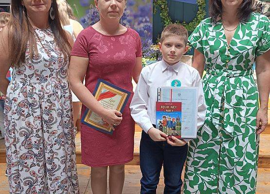 uczeń wyróżniony z mamą, Panią dyrektor i wychowawcą