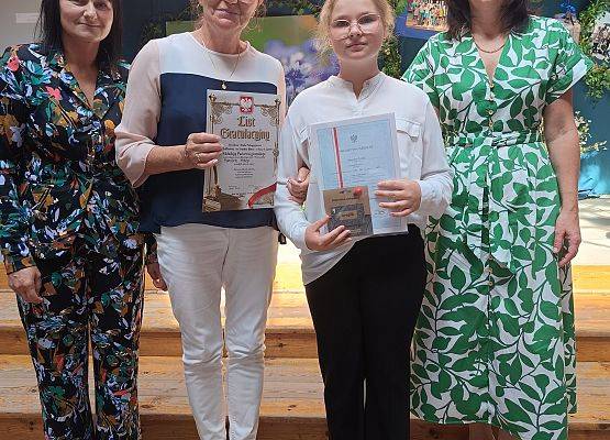 uczennica wyróżniona z babcią, wychowawcą i Panią Dyrektor