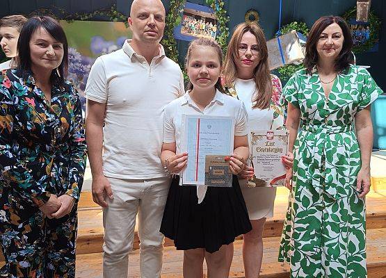 uczennica wyróżniona z rodzicami, Panią dyrektor i wychowawcą
