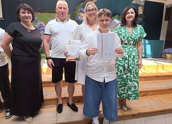 uczeń wyróżniony z rodzicami, Panią dyrektor i wychowawcą