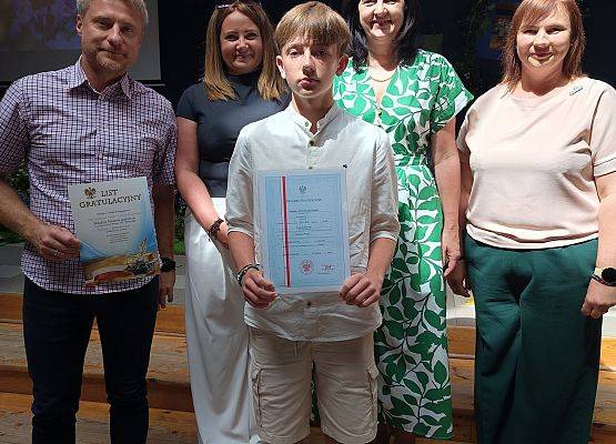 uczeń wyróżniony z rodzicami, Panią dyrektor i wychowawcą