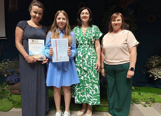 uczennica wyróżniona z mamą, Panią dyrektor i wychowawcą