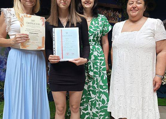 uczennica wyróżniona z mamą, Panią dyrektor i wychowawcą