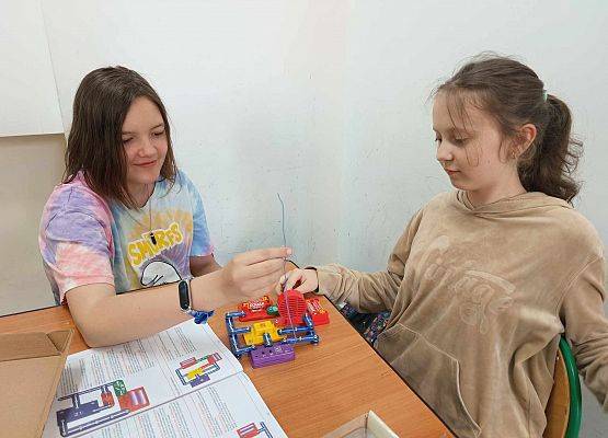 Ania i Emilka na lekcji techniki