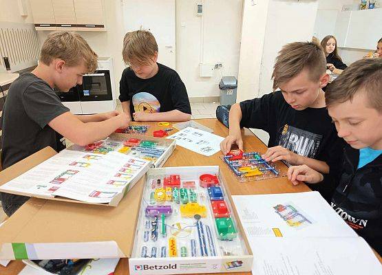 chłopcy pracują na lekcji techniki