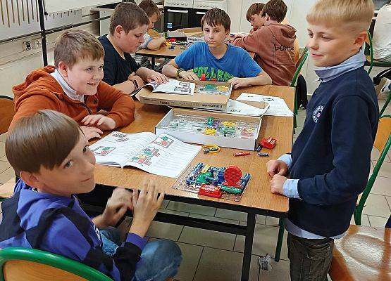 klasa 6b na lekcji techniki