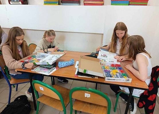 dziewczynki z 6b na lekcji techniki