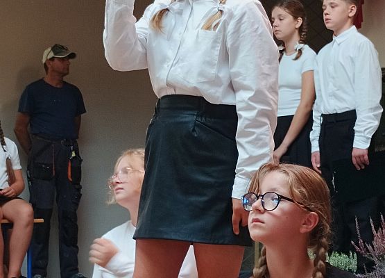 występ uczniów  klas 6 Hania